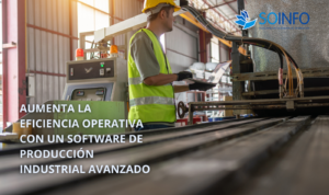 Operario supervisando maquinaria con un sistema digital dentro de una planta industrial, representando el Software de Producción Industrial de Soinfo México.